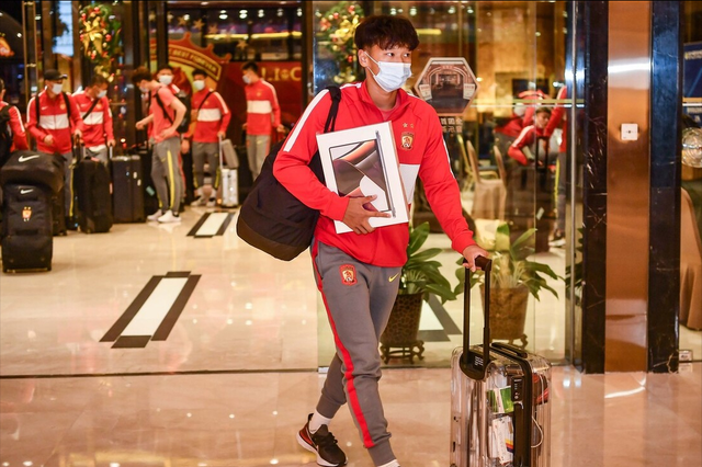 包含广州队内部会议纪要流出:赛前再遭质疑,全明星赛使命明确,年轻球员得到机会的词条 包含广州队内部会议纪要流出:赛前再遭质疑,全明星赛使命明确,年轻球员得到机会的词条